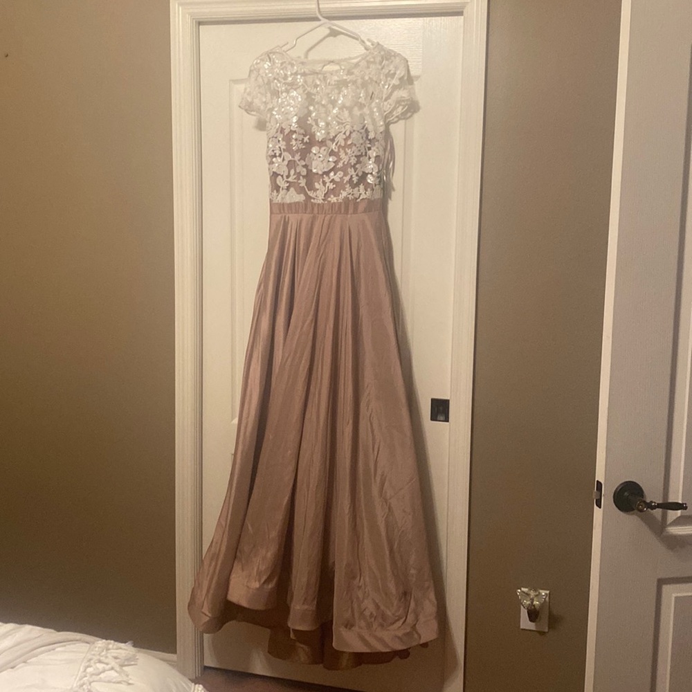 Windsor formal cream colored white laces top evening gown. Absolute beauty! 💕